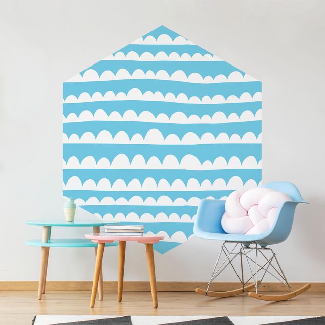 Hexagon Mustertapete selbstklebend - Gezeichnete Weiße Wolkenbänder im Blauen Himmel