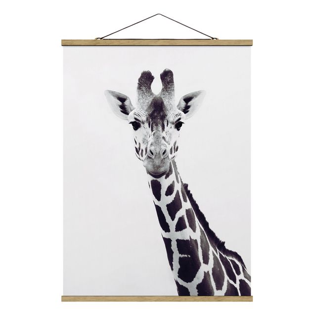 Stoffbild mit Posterleisten - Giraffen Portrait in Schwarz-weiß - Hochformat 3:4