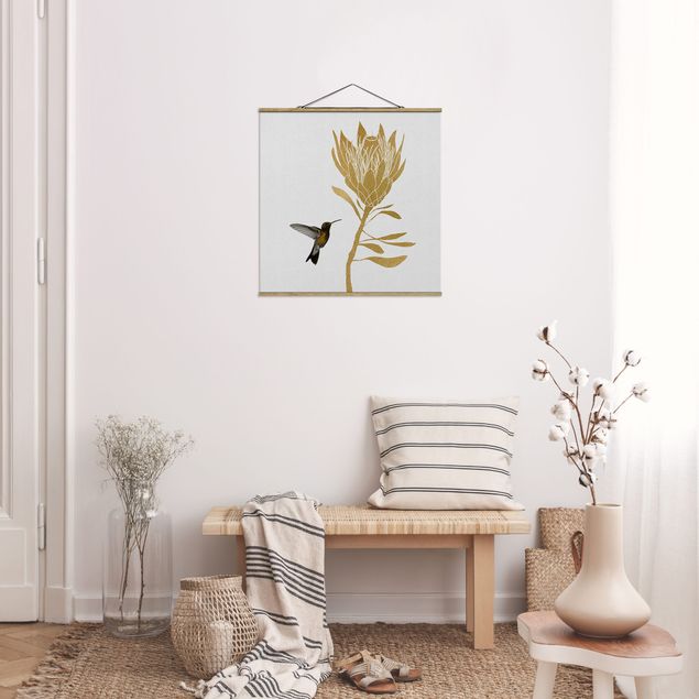Stoffbild mit Posterleisten - Kolibri und tropische goldene Blüte - Quadrat 1:1