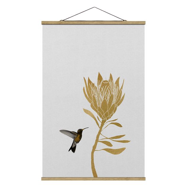 Stoffbild mit Posterleisten - Kolibri und tropische goldene Blüte - Hochformat 2:3