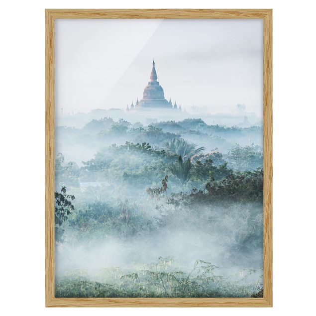 Bild mit Rahmen - Morgennebel über dem Dschungel von Bagan - Hochformat