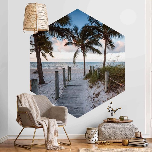 Hexagon Fototapete selbstklebend - Palmen am Steg zum Meer