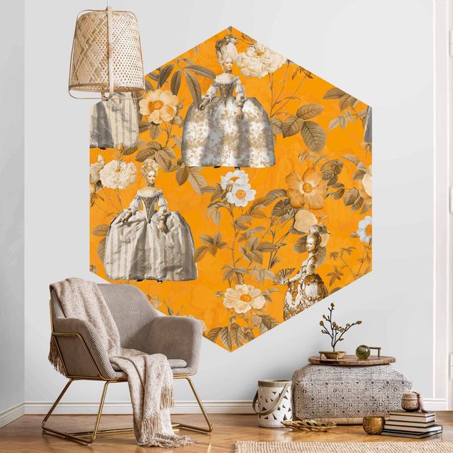 Hexagon Mustertapete selbstklebend - Pompöse Kleider im Garten auf Orange