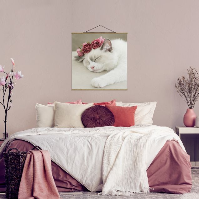 Stoffbild mit Posterleisten - Schlafende Katze mit Rosen - Quadrat 1:1