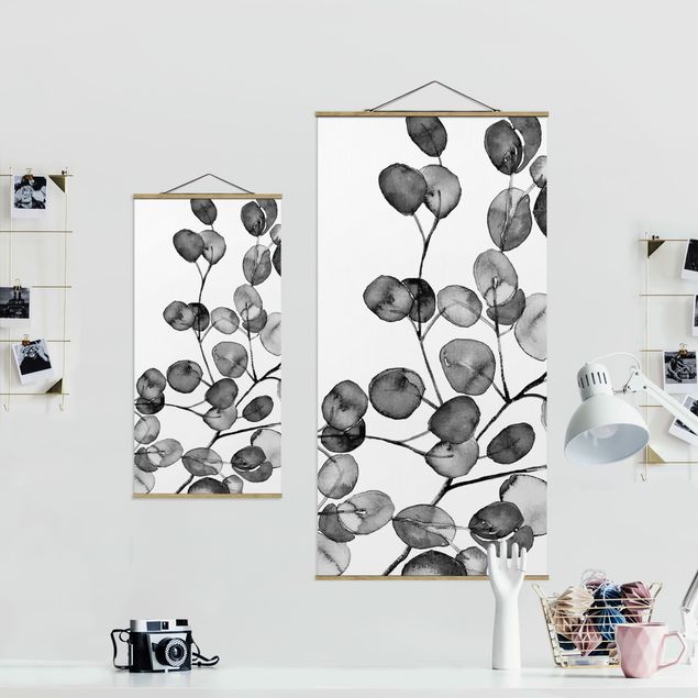Stoffbild mit Posterleisten - Schwarz Weiß Aquarell Eukalyptuszweig - Hochformat 1:2