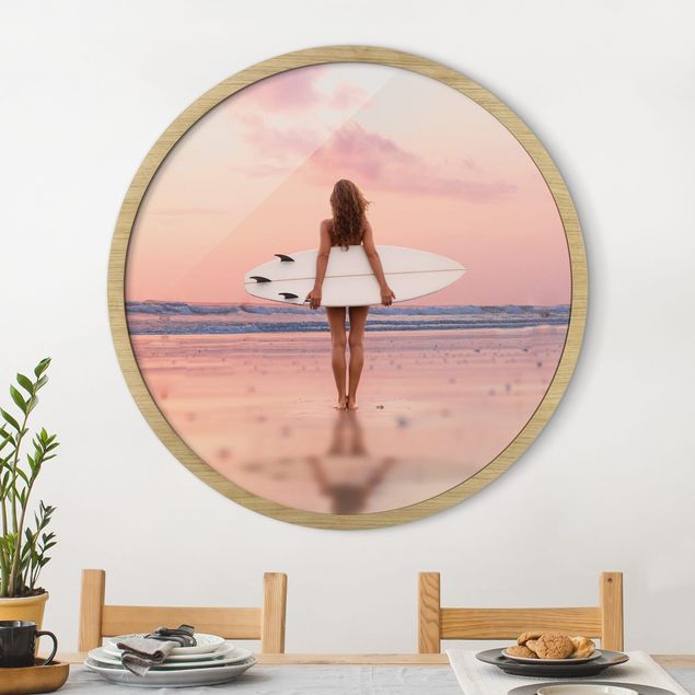 Runde Bilder mit Rahmen Surfergirl mit Board im Abendrot