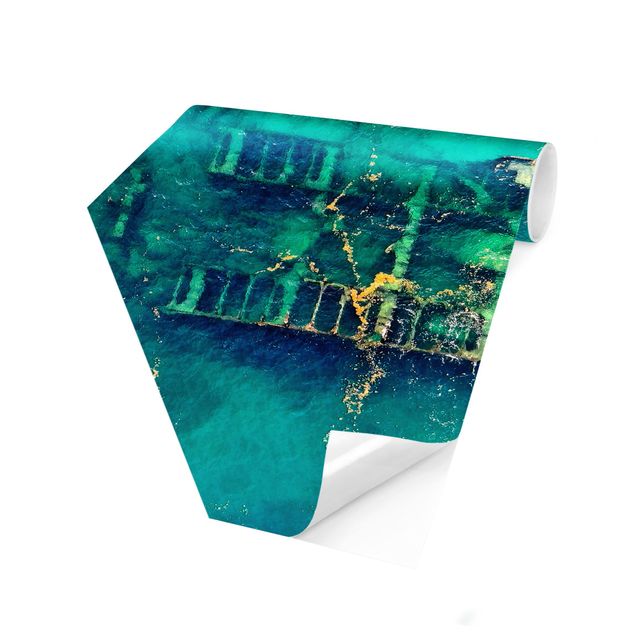 Hexagon Mustertapete selbstklebend - Top View Schiffswrack im Meer