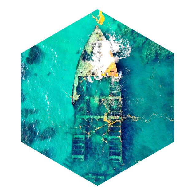 Hexagon Mustertapete selbstklebend - Top View Schiffswrack im Meer