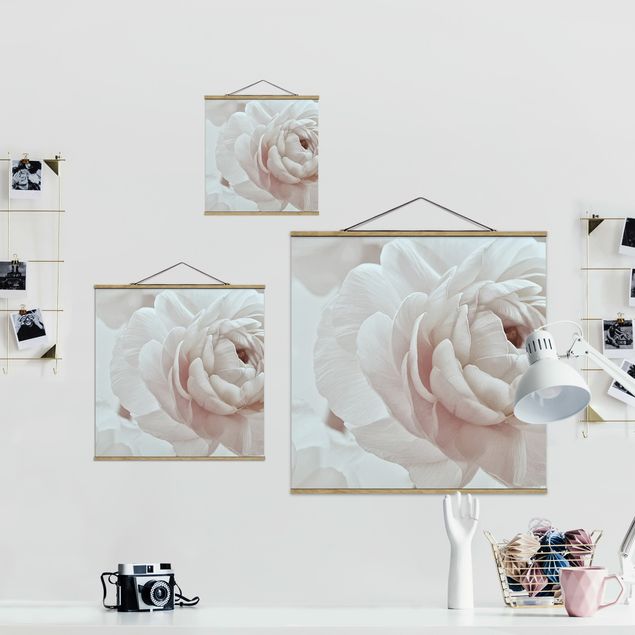 Stoffbild mit Posterleisten - Weiße Blüte im Blütenmeer - Quadrat 1:1