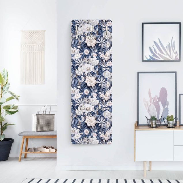 Garderobe - Weiße Blumen vor Blau