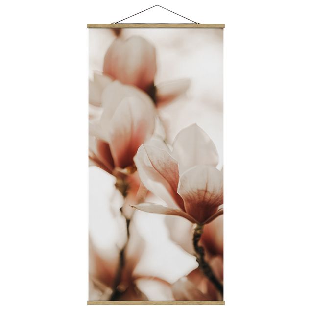 Stoffbild mit Posterleisten - Zarte Magnolienblüten im Lichtspiel - Hochformat 1:2