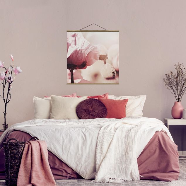 Stoffbild mit Posterleisten - Zartrosane Mohnblüte mit Wassertropfen - Quadrat 1:1