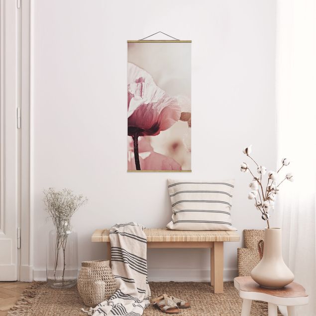 Stoffbild mit Posterleisten - Zartrosane Mohnblüte mit Wassertropfen - Hochformat 1:2