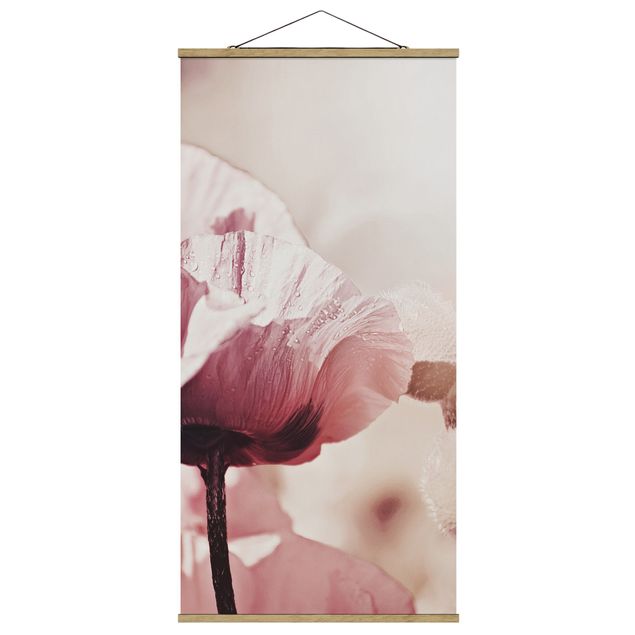 Stoffbild mit Posterleisten - Zartrosane Mohnblüte mit Wassertropfen - Hochformat 1:2