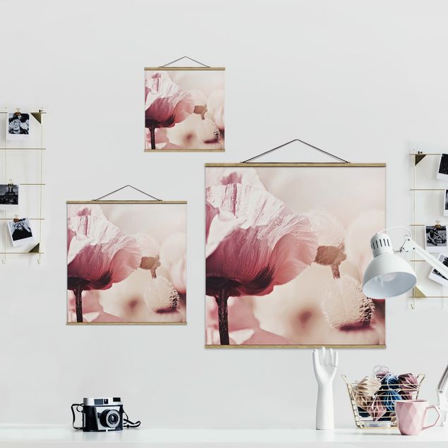 Stoffbild mit Posterleisten - Zartrosane Mohnblüte mit Wassertropfen - Quadrat 1:1